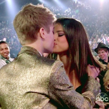 justin bieber kissing a girl backstage. Justin Bieber and Selena Gomez
